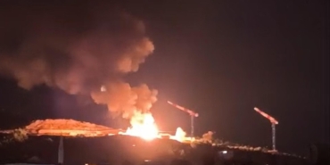 Kamyonet yanarak kullanılamaz hale geldi