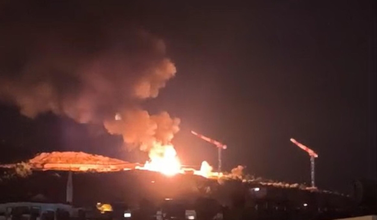 Kamyonet yanarak kullanılamaz hale geldi