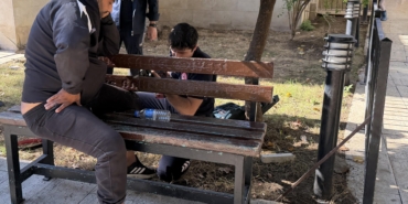 Uyurken bacağını banka sıkıştırdı, itfaiye kurtardı