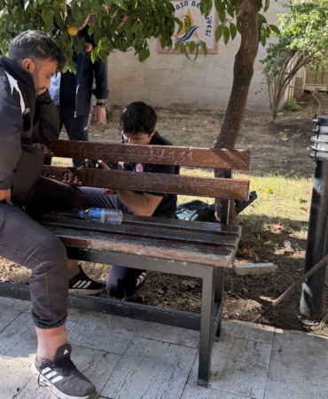 Uyurken bacağını banka sıkıştırdı, itfaiye kurtardı