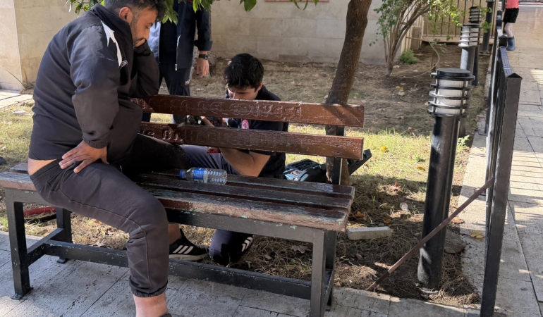 Uyurken bacağını banka sıkıştırdı, itfaiye kurtardı