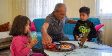 Hayatını 3 torununa adayan dedeye evden tahliye şoku