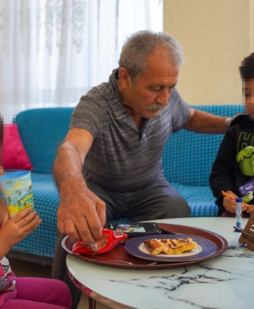 Hayatını 3 torununa adayan dedeye evden tahliye şoku