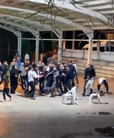 Düğündeki kavgada sandalyeler havada uçuştu