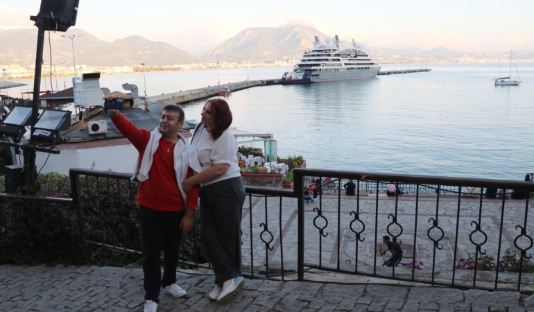 Fransız turistler, lüks yolcu gemisi ile Alanya’ya geldi
