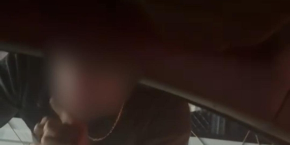 Trafikte otomobilin camını yumruklayan sürücüye ev hapsi