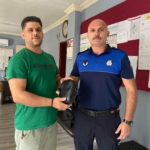 Zabıta bulduğu çantayı sahibine teslim etti