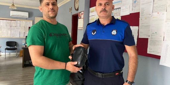 Zabıta bulduğu çantayı sahibine teslim etti