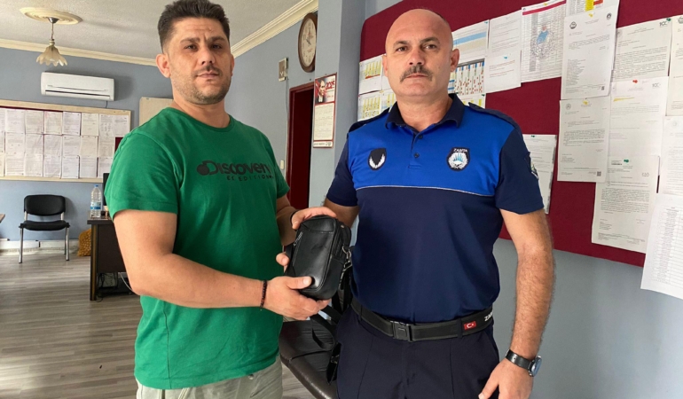 Zabıta bulduğu çantayı sahibine teslim etti
