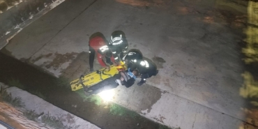 Dengesini kaybedip düştüğü çayda yaralandı