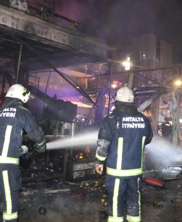Sahil bandındaki restoran alevlere teslim oldu