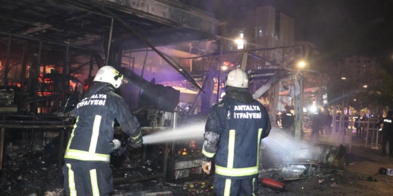 Sahil bandındaki restoran alevlere teslim oldu