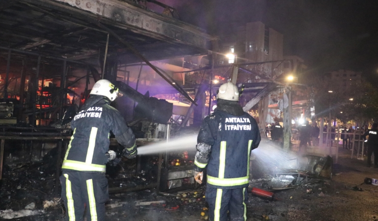 Sahil bandındaki restoran alevlere teslim oldu