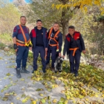 Kayalıklarda mahsur kalan keçi kurtarıldı