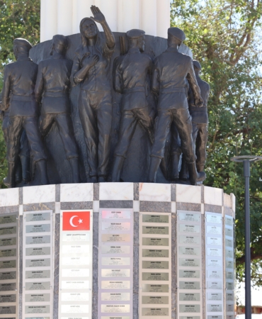 Büyükşehir Belediyesi’nden şehitlere saygı