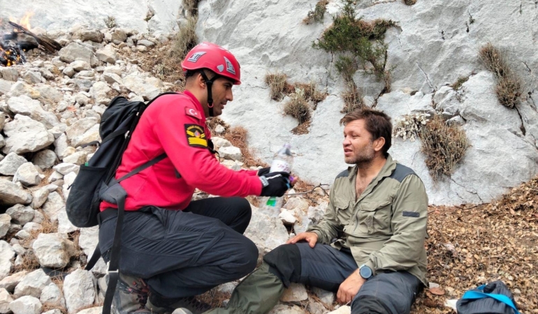 Likya Yolu’nda mahsur kaldı, 3 saatlik çalışmayla kurtarıldı