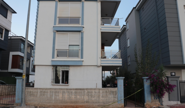 Antalya’da polis memuru, eşi ve 2 çocuğunu öldürdü (2)