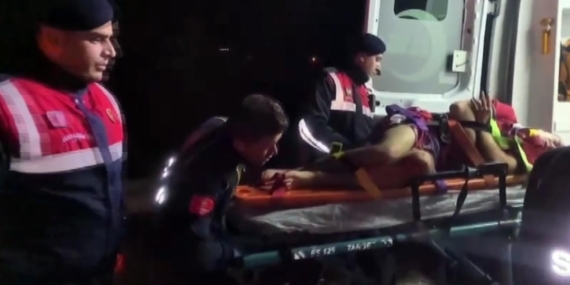 Uçurumdan düşüp mahsur kalan 2 kişi kurtarıldı