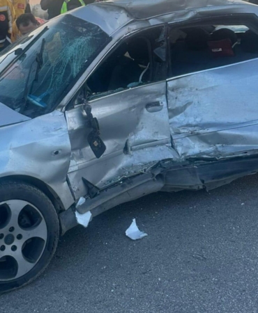 Otomobille kamyonet çarpıştı: 2 yaralı