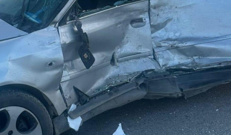 Otomobille kamyonet çarpıştı: 2 yaralı