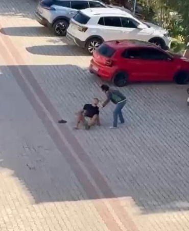 Annesiyle gönül ilişkisi olan kişiyi 22 bıçak darbesiyle öldürdü