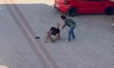 Annesiyle gönül ilişkisi olan kişiyi 22 bıçak darbesiyle öldürdü