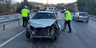 TIR ve otomobil çarpıştı: 3 yaralı