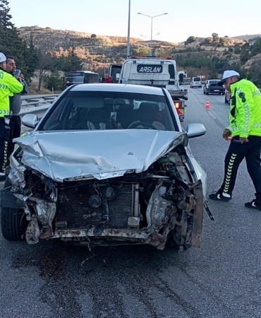 TIR ve otomobil çarpıştı: 3 yaralı