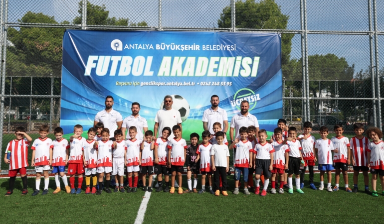 Futbol Akademisi’nde eğitimler sürüyor