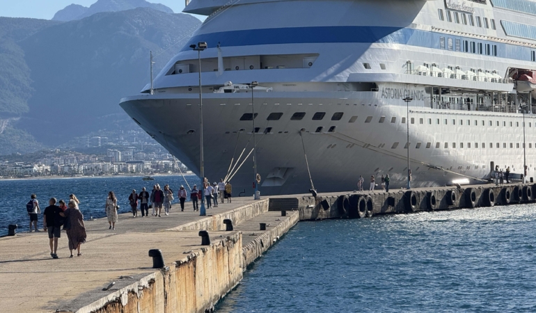 Rus turistler kruvaziyerle Alanya’da