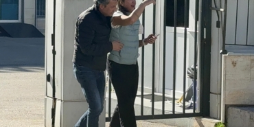 Öldürülen babasının cenazesini almaya geldikleri morg önünde gözyaşlarına boğuldu