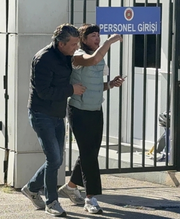 Öldürülen babasının cenazesini almaya geldikleri morg önünde gözyaşlarına boğuldu