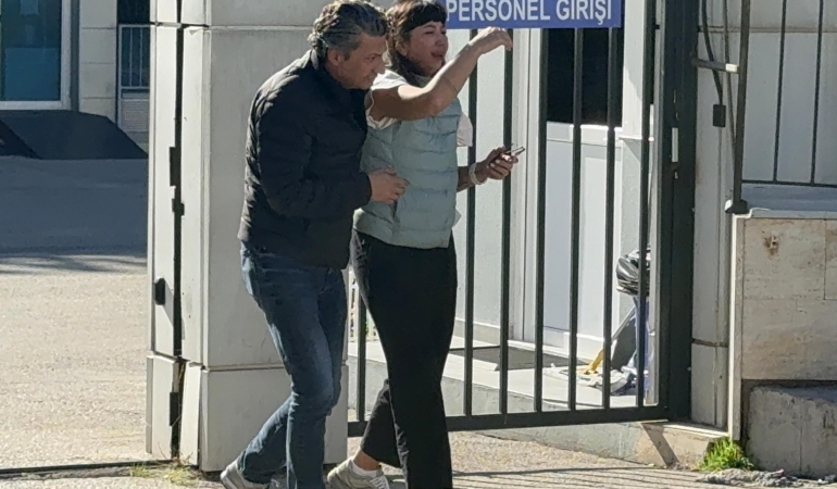 Öldürülen babasının cenazesini almaya geldikleri morg önünde gözyaşlarına boğuldu