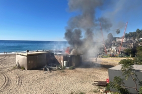 Sahildeki büfe yangında kullanılamaz hale geldi