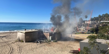 Sahildeki büfe yangında kullanılamaz hale geldi