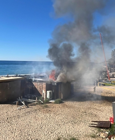 Sahildeki büfe yangında kullanılamaz hale geldi