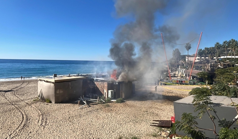 Sahildeki büfe yangında kullanılamaz hale geldi