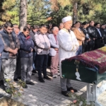 Gıda zehirlenmesi şüphesiyle ölen anne ile 2 çocuğu toprağa verildi