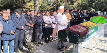 Gıda zehirlenmesi şüphesiyle ölen anne ile 2 çocuğu toprağa verildi