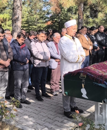 Gıda zehirlenmesi şüphesiyle ölen anne ile 2 çocuğu toprağa verildi