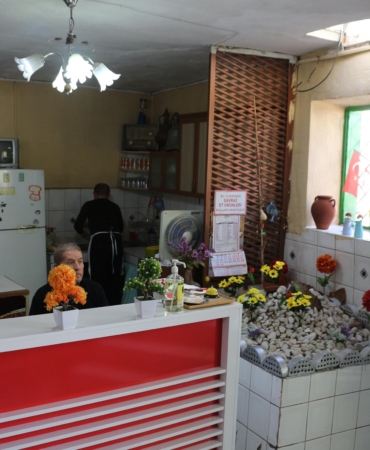 Pide salonundaki isimsiz mezar şaşırtıyor