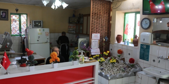 Pide salonundaki isimsiz mezar şaşırtıyor