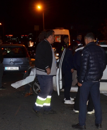 Zincirleme kazada 4 araç birbirine girdi