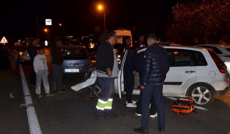 Zincirleme kazada 4 araç birbirine girdi