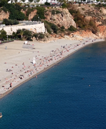 Ara tatilin son gününde, sahilde yazı aratmayan yoğunluk