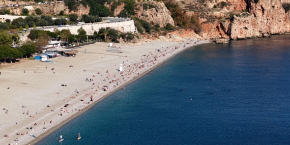 Ara tatilin son gününde, sahilde yazı aratmayan yoğunluk