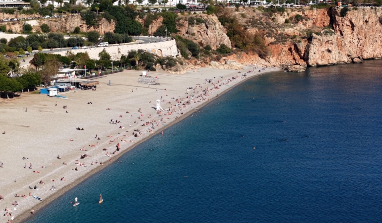Ara tatilin son gününde, sahilde yazı aratmayan yoğunluk