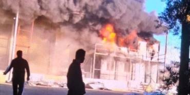 Antalya’da bahçe mobilyaları deposu alev alev yandı