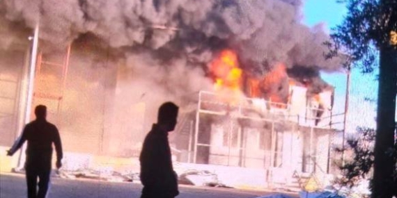 Antalya’da bahçe mobilyaları deposu alev alev yandı