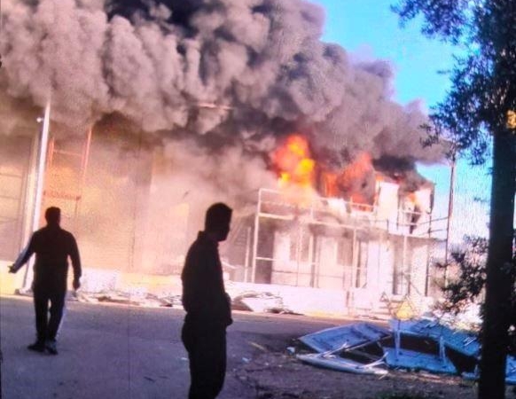 Antalya’da bahçe mobilyaları deposu alev alev yandı